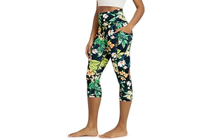 Women's High Waisted Yoga Capris with Pockets, Tummy Control Non See Through Workout Athletic Running Capri Leggings: Print Design and Production Notes